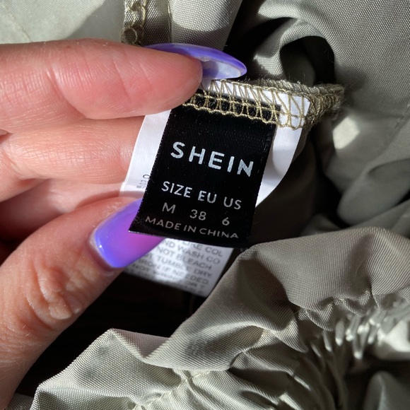 3/$30 SHEIN army green cargo skirt w/ side pockets - Picture 6 of 9